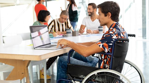 Los jóvenes con discapacidad cobran un sueldo de 1.220 euros al mes y el 55% se siente discriminado al buscar empleo