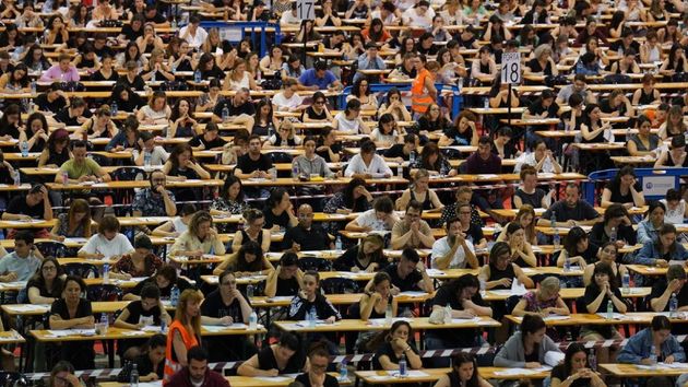 El BOE publica 42 convocatorias de oposiciones para ser funcionario de carrera: muchas de las plazas son para administrativos y docentes