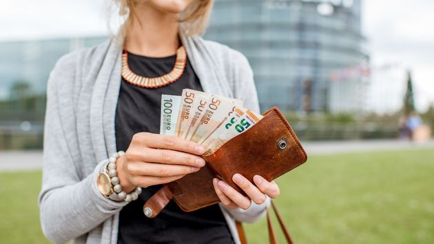 Recibe por error 508.000 euros de la herencia de su exmarido y se gasta una parte: la viuda pide que congelen sus bienes hasta que devuelva lo que debe