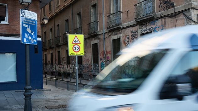 Empleados públicos acumulan multas por exceso de velocidad cerca de colegios por más de 6.300 euros y la administración va a los tribunales para intentar no pagarlas