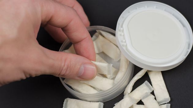Destapan el gran fraude ‘Made in Europe’: se activan las alarmas con la primera fábrica clandestina de bolsas de nicotina