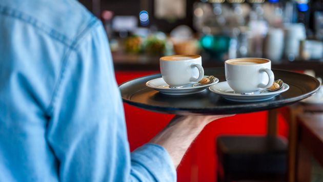 Un camarero de Ibiza cuenta en TikTok lo que le cuesta realmente al hotel el café que venden por 5 euros y acaba despedido: es procedente