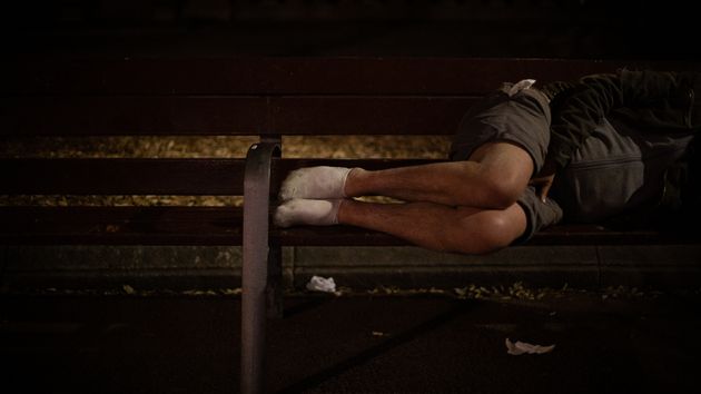 Manuel Heredia, mozo de almacén, duerme en la calle aun cobrando 1.200 euros: “estoy ahorrando casi todo lo que gano para poder adelantar los dos meses de fianza”