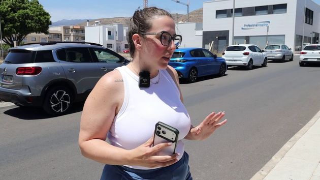 Daniela, repartidora de Glovo: “Me ha llegado la nómina de 1.013 euros y tengo que quitarle la gasolina y el mantenimiento de la moto”