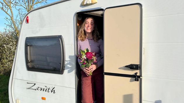 Eva, 28 años, dejó un trabajo de 44.400 euros para vivir en una caravana: “Solo trabajo 6 horas a la semana y pago 125 libras (146 euros) al mes en facturas”