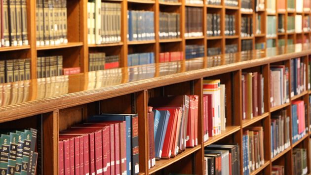 Un heredero devuelve dos libros a la biblioteca con 64 años de retraso y calculan que la multa podría ascender a 2.590 euros