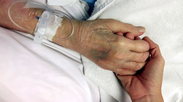 Le despiden por teléfono volviendo de su país para visitar a su padre enfermo: “mientras mi padre luchaba por su vida conectado a un respirador, me comunicaron que mi contrato finalizaría en 15 días”
