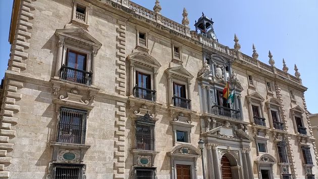 Le despiden por iniciar una "guerra" en la empresa de su hermana y acaba despedido como su esposa y su hijo: es procedente