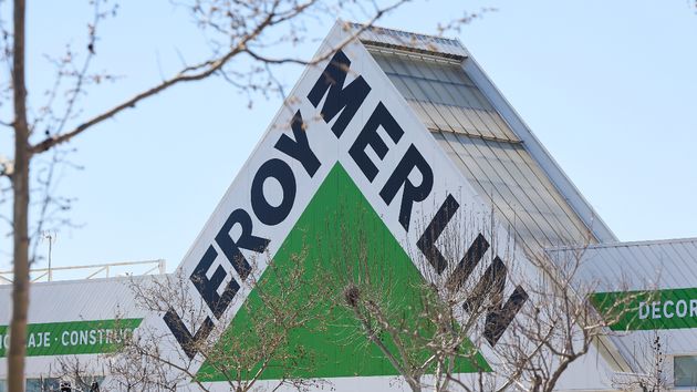 Le despiden tras 21 años en Leroy Merlin después de que unos clientes robaran 550 euros de la caja: deben pagarle 10.001 euros y readmitirla