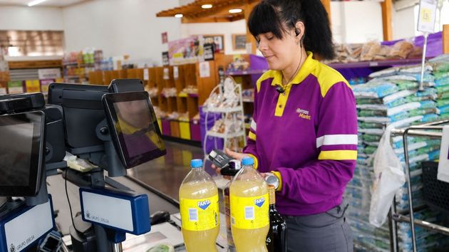 Ana, cajera de supermercado: “Durante la jornada estamos 6 horas de pie y tenemos media hora de descanso”