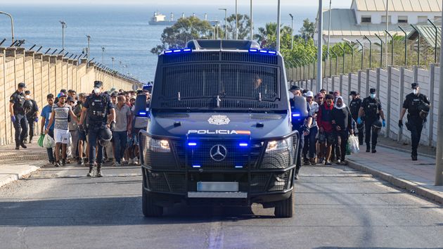 La Policía Nacional desarticula dos organizaciones que cobraban hasta 56.000 euros a los migrantes en Ceuta para llevarles a la Península