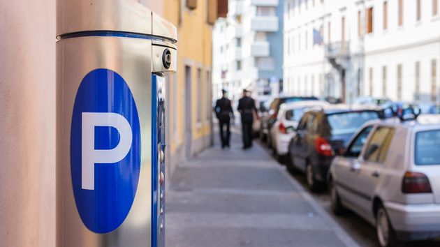 Los concejales de un ayuntamiento votan para seguir aparcando gratis en los parkings de toda la ciudad mientras los vecinos tienen que pagar