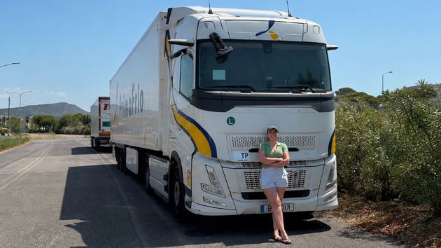 Miriam, camionera internacional: “Estoy 22 o 24 días fuera y cuando vuelvo a casa solo tengo dos, tres o cuatro días con suerte”