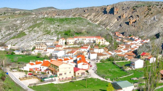 Paco, alcalde, policía y personal de mantenimiento es el único habitante de una aldea: “La gente como yo estamos en peligro de extinción. Cuando termine yo, se acabó el pueblo”
