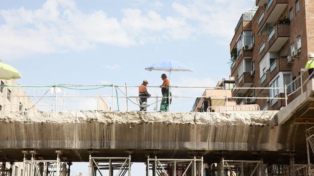 Un albañil es despedido en su primer día tras sufrir un accidente laboral: reclamaba 73.750 euros por las lesiones pero la justicia se los ha denegado