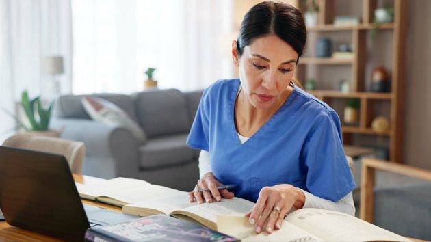 A sus 45 años decide estudiar enfermería tras un año buscando trabajo: “quiero un trabajo que no vaya a ser sustituido”