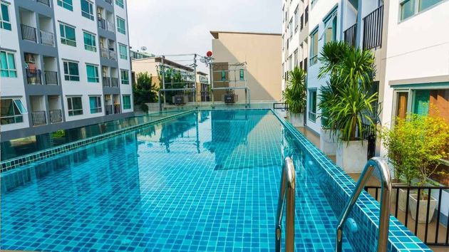 Un vecino mantiene abierta una puerta desde su terraza a la piscina comunitaria sin permiso y acaba obligado a cerrarla por invadir las zonas comunes