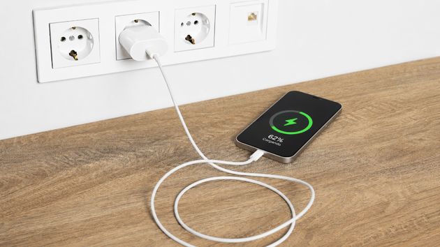 Cómo cargar el móvil cuando no hay electricidad en casa: las opciones más útiles y seguras