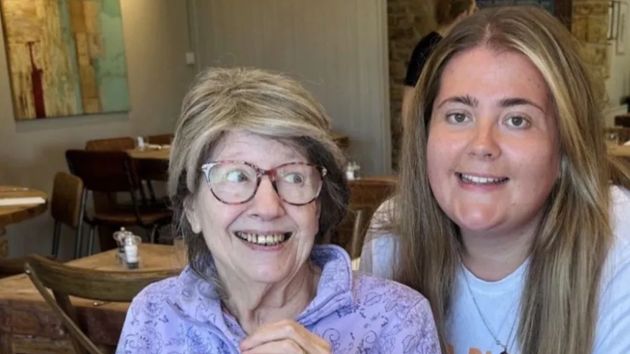 Construye una casa en el jardín para que su abuela de 95 años no tenga que irse a una residencia: “Lo que más me gusta es la tranquilidad de saber que está a salvo”