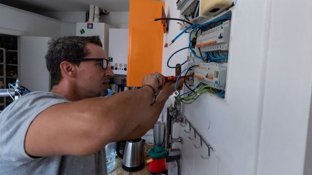 Rodri, electricista: “La gente se gasta 4.000 euros en un sofá, pero le cuesta gastarlo en una instalación eléctrica porque no se ve”