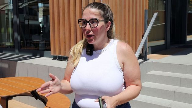 Daniela, repartidora de Glovo y madre de dos hijas, sobre su jornada laboral: “El que quiera estar con su familia lo tiene súper difícil porque no sabes cuándo vas a terminar”