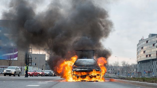 Se pelea con su hermano por la herencia, le quema el coche y acaba debiendo más de 1 millón de euros en abogados: mucho más de lo que heredó