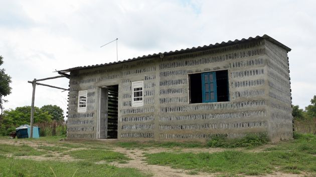 Madre e hija reciclan 8.000 botellas para construir su propia casa: tardaron 5 años en levantar una vivienda de 7 habitaciones desde cero