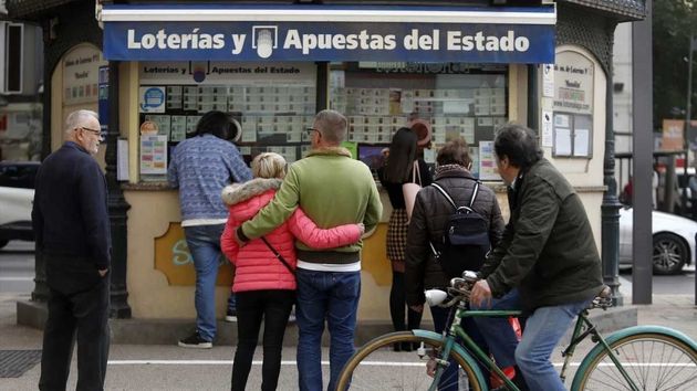 Una pareja a punto de jubilarse guarda durante siete semanas un décimo de lotería sin comprobar y descubren que han ganado un ‘sueldo’ 12.260 euros al mes durante 20 años