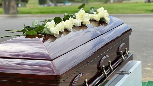 Despiden a la empleada de una funeraria por meter a una amiga y a la hermana de esta en la morgue para ver cómo preparaba un cadáver