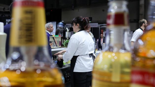 Le pillan ayudando en el bar de su pareja estando de baja por ansiedad y lo despiden: deben readmitirle o pagarle 46.742 euros