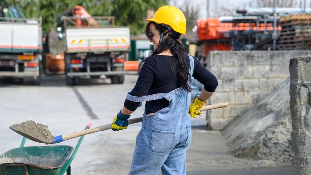 Cristina, albañila que lleva 19 años en la obra: "Trabajo rodeada de 50 hombres y ninguno me dobla el ritmo; lo demuestro cada día con mis manos"