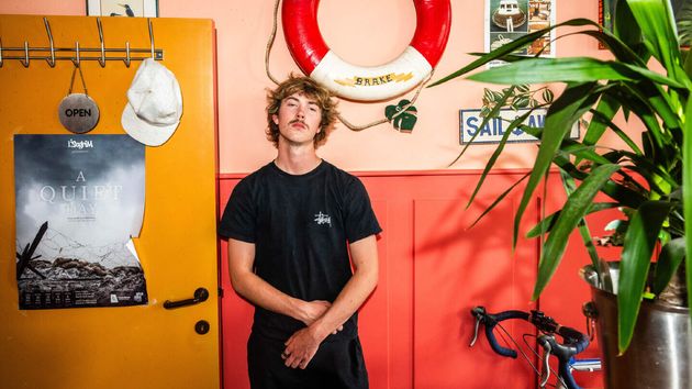 Con 19 años trabaja de camarero hasta las 4 de la mañana y pide a los jóvenes volver al bar: “Los móviles son veneno, aquí todavía se habla con gente de verdad”