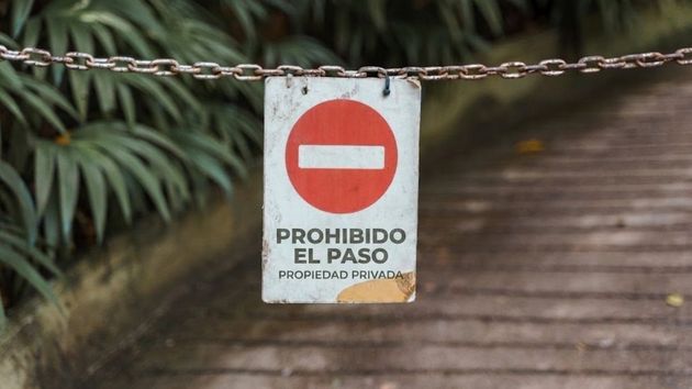 Un vecino harto de los turistas bloquea el único camino en coche a la casa de vecinos que viven de alquiler: la Justicia le obliga a retirarlo
