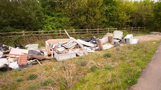 Un agricultor de 80 años encuentra 200 toneladas de basura en su finca y le exigen pagar más de 58.000 euros para retirarla o puede ser procesado
