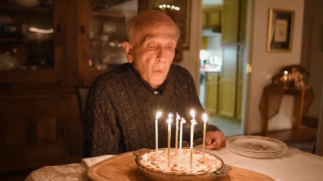 Franz (86 años) ahorraba cuatro euros al día para viajar a Gran Canaria, una estafadora le dejó sin billete y viajó gracias a donaciones de desconocidos