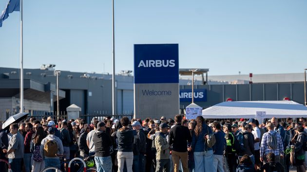 Airbus propone vincular los sueldos al IPC real y un 7,6% más para detener la huelga mientras los sindicatos acuerdan una tregua