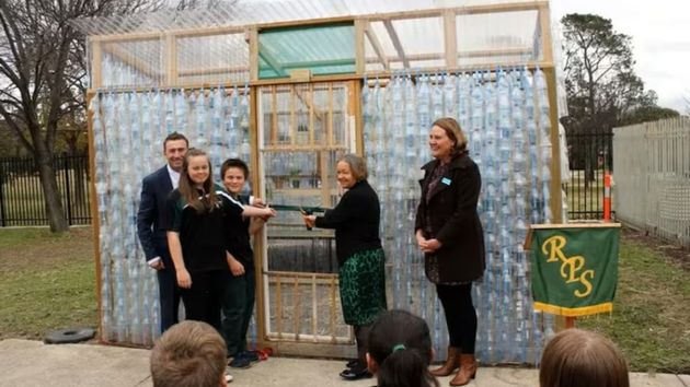 Unos niños reciclan más de 2.000 botellas de plástico para construir un invernadero: consiguieron una estructura capaz de cultivar todo el año