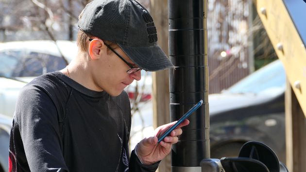 Ronin (17 años) trabaja sin teléfono móvil por exigencia de la empresa: “pensaba continuamente en quién me mandaba WhatsApp o lo que me perdía en redes sociales”
