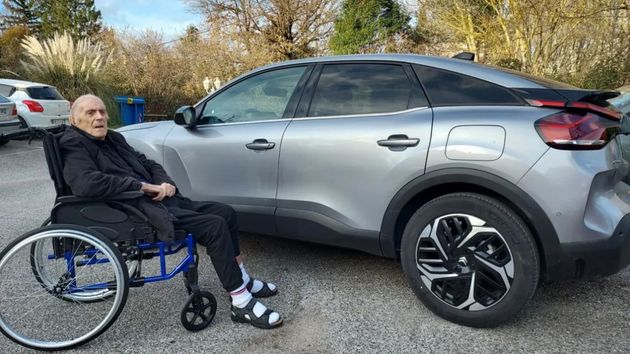 Un abuelo de 94 años está en silla de ruedas y ya no puede conducir, pero debe seguir pagando 700 euros al mes por el leasing porque el concesionario se niega a cancelarlo