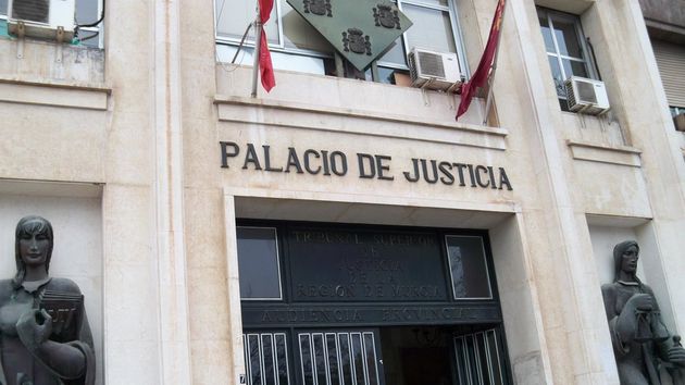 “No es vergonzoso es vergonzante, somos personas no animales”: la despiden tras llegar tarde 15 veces y quejarse por WhatsApp pero es improcedente