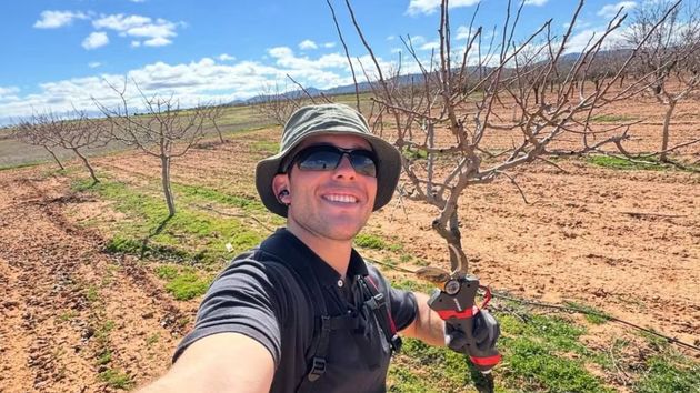 Mario, 23 años, agricultor: “Gano 70 euros al día, unos 1.540 al mes, pero en España es muy difícil encontrar a alguien menor de 30 para trabajar en el campo”