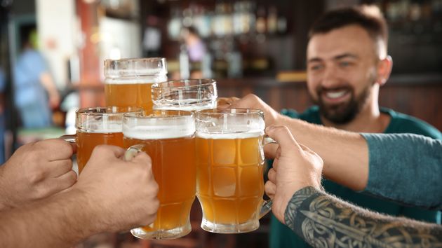 Amigos brindando