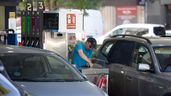 Hombre echando gasolina