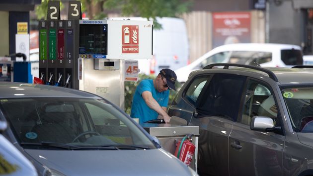 Hombre echando gasolina
