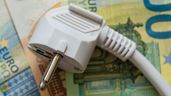 Un enchufe sobre billetes de euro