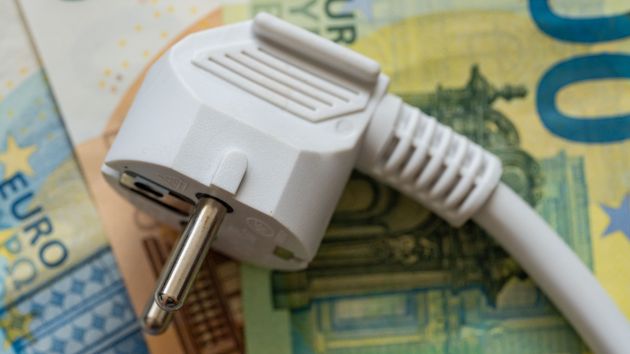 Un enchufe sobre billetes de euro