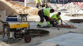 Dos albañiles en la calle