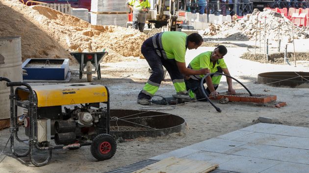 Dos albañiles en la calle
