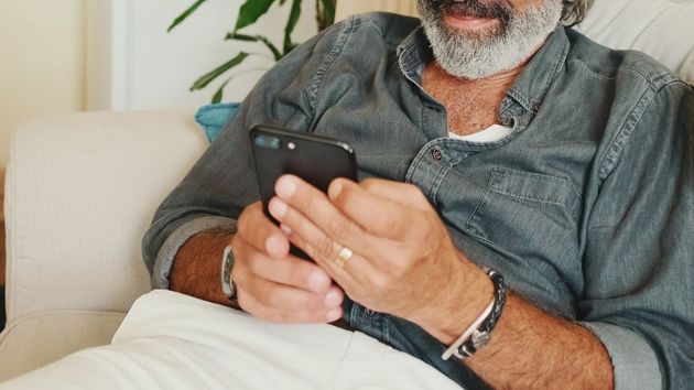 Un hombre escribiendo en tu teléfono