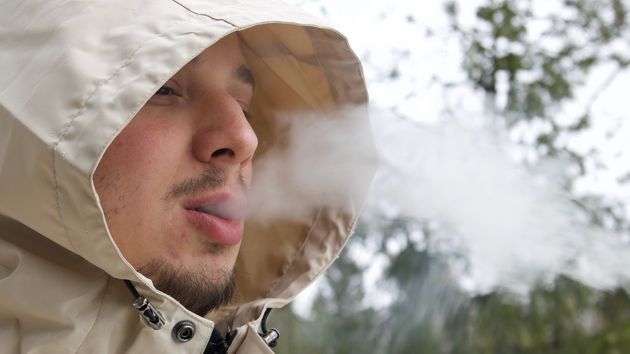 Hombre fumando